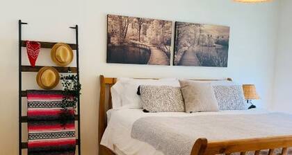 New | Cozy Retreat | Walk UofC | 13m DT | 16m Airport | Patio Parking Games