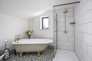 Shower, hair dryer, towels - Stylish 2-Bed Home Close to Cheltenham Town Centre (Cheltenham)