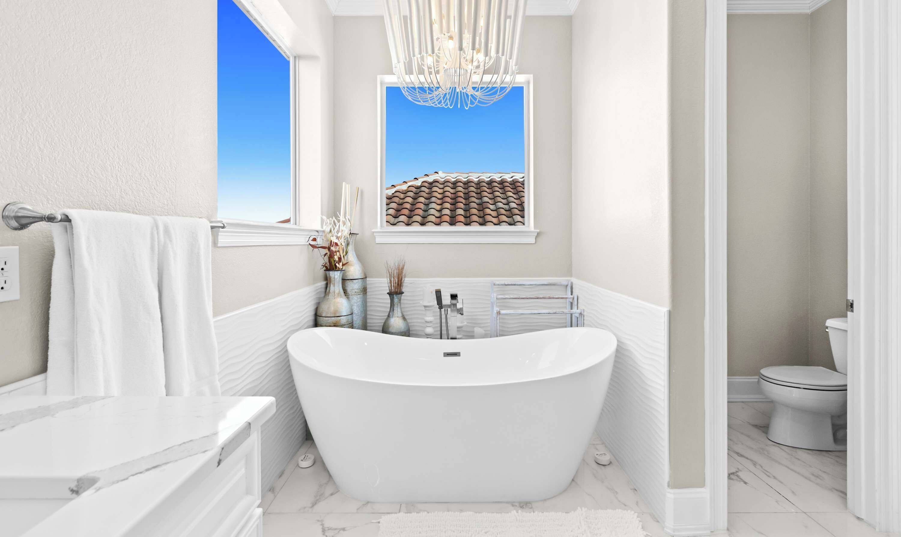 Een douche, een haardroger, handdoeken, zeep