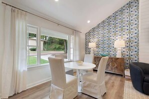Dining - Spacious 4BR retreat near The Square w/ BBQ grill (Oxford)