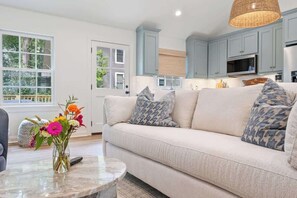 TV, fireplace, table football - Spacious 4BR retreat near The Square w/ BBQ grill (Oxford)