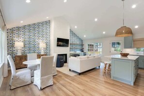 TV, fireplace, table football - Spacious 4BR retreat near The Square w/ BBQ grill (Oxford)