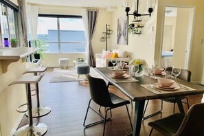 Dining - New | Intro Price | Cozy 950sf 2BR+2BA | AC &Gym &Parking | City &Mountain View (Calgary)