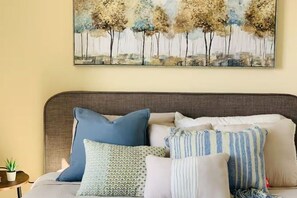 2 bedrooms, iron/ironing board, WiFi, bed sheets - New | Intro Price | Cozy 950sf 2BR+2BA | AC &Gym &Parking | City &Mountain View (Calgary)