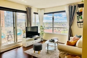 Smart TV - New | Intro Price | Cozy 950sf 2BR+2BA | AC &Gym &Parking | City &Mountain View (Calgary)