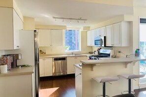 Private kitchen - New | Intro Price | Cozy 950sf 2BR+2BA | AC &Gym &Parking | City &Mountain View (Calgary)