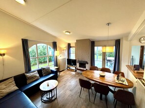 Living area - Bungalow with fireplace and sauna (Brouwershaven)