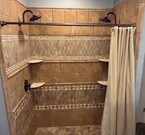 Een douche, een haardroger, handdoeken, zeep