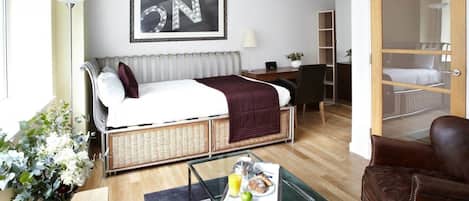 1 habitación, caja de seguridad en la habitación y escritorio