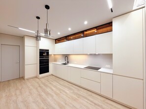 Microonde, forno, piano cottura, lavastoviglie
