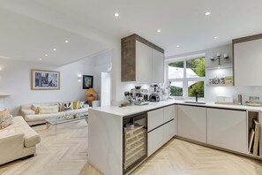 Fridge, microwave, oven, stovetop - The Hampstead Heights (Greater London)