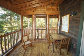 Outdoor dining - Cozy Lakeside Adirondack Cabin on Minerva Lake-Camp 15 (Olmstedville)