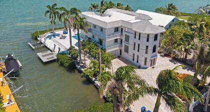 Aurum Gem Oceanview with Pool & Private Marina