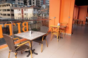 Outdoor dining - The Residence Kilimani - Gym, Pool & Private Balcony (Nairobi)