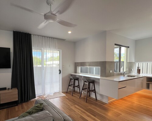 The Lite House | Private Luxe Living in Edge Hill, Cairns, live like a local.