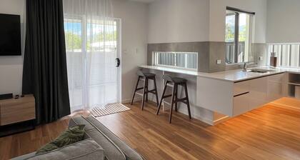 The Lite House | Private Luxe Living in Edge Hill, Cairns, live like a local.