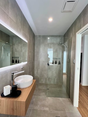 Dusche, Haartrockner, Handtücher, Seife