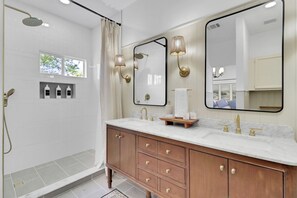 Shower, hair dryer, towels, soap - 3-bedroom house in soothing Austin with cool AC and charm (Austin)