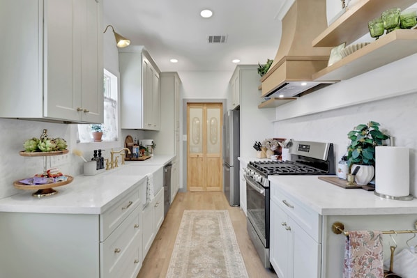 Microwave, oven, stovetop, dishwasher - 3-bedroom house in soothing Austin with cool AC and charm (Austin)