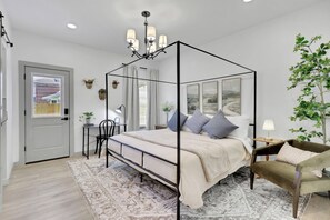 Room - 3-bedroom house in soothing Austin with cool AC and charm (Austin)