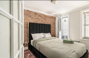 Desk, iron/ironing board, travel cot, WiFi - two bedroom in Little Italy (New York)