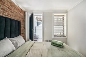 Desk, iron/ironing board, travel cot, WiFi - two bedroom in Little Italy (New York)