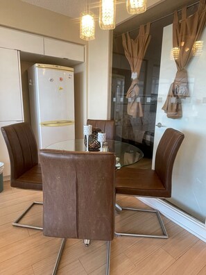 Suite classique, balcon, vue sur la ville | Restauration