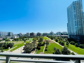 Suite classique, balcon, vue sur la ville | Terrain de l’hébergement 