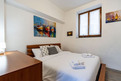 SoleLago - Dormelletto, Garden, Patio, Barbecue, Sleeps 5, WiFi, Air Conditioning