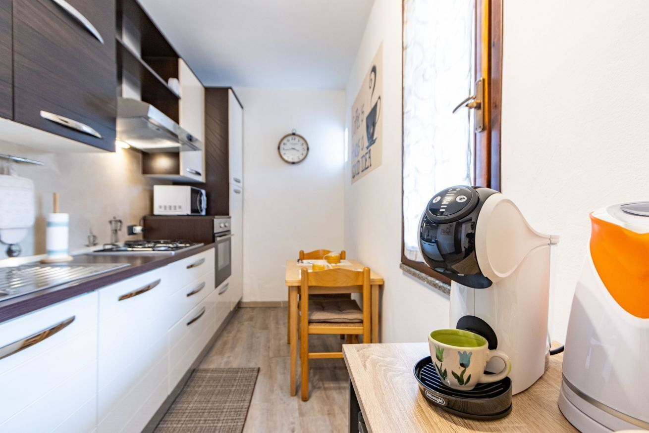 Een koelkast, een magnetron, een oven, een kookplaat