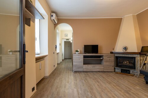 SoleLago - Dormelletto, Garden, Patio, Barbecue, Sleeps 5, WiFi, Air Conditioning