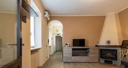 SoleLago - Dormelletto, Garden, Patio, Barbecue, Sleeps 5, WiFi, Air Conditioning