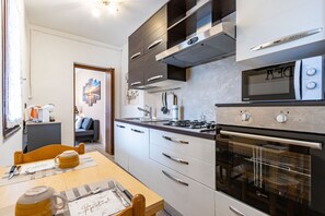 Frigorifero, microonde, forno, piano cottura