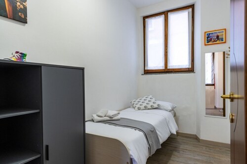SoleLago - Dormelletto, Garden, Patio, Barbecue, Sleeps 5, WiFi, Air Conditioning