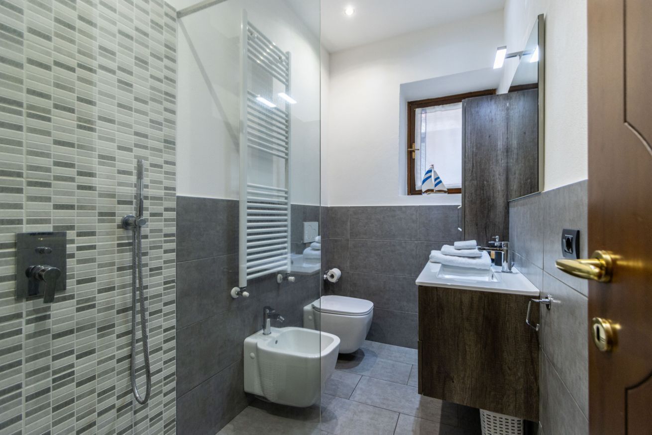 Douche, bidet, serviettes fournies, papier toilette