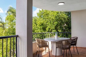 Outdoor dining - Sun, surf and fun. 3 Bedroom apartment in Alexandra Headland. (Alexandra Headland)