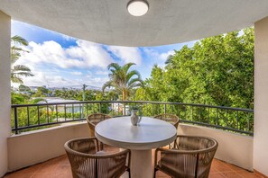 Outdoor dining - Sun, surf and fun. 3 Bedroom apartment in Alexandra Headland. (Alexandra Headland)