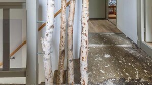 A staircase with a white balustrade, a wooden floor, and a door leading to another room. - House La Couze - CHAMBON SUR LAC (CHAMBON SUR LAC)