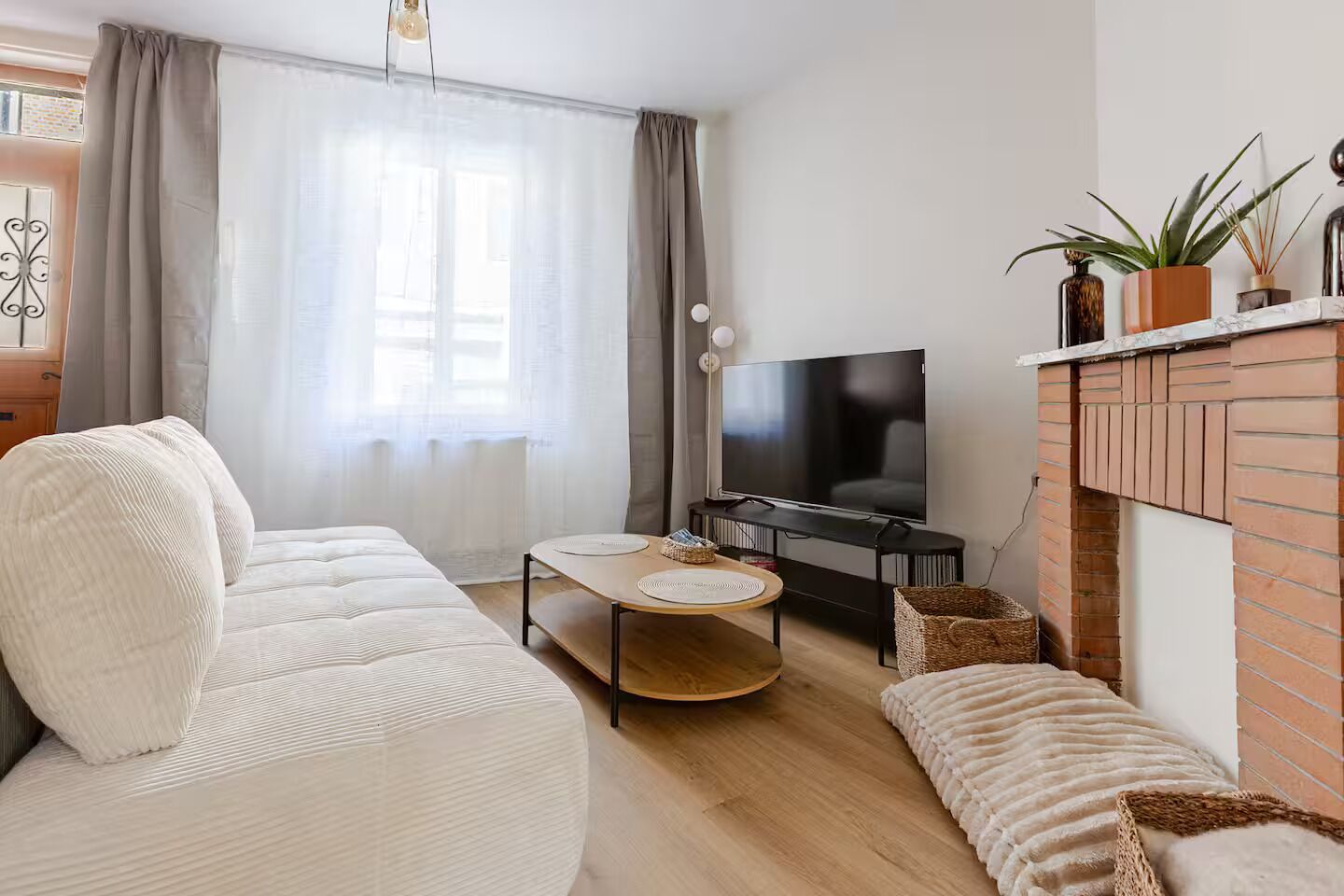 Smart TV, books, stereo
