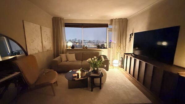 Living area - Stunning View – Calm Japandi Design apt. in charming Reykjavík near city center (Reykjavík)