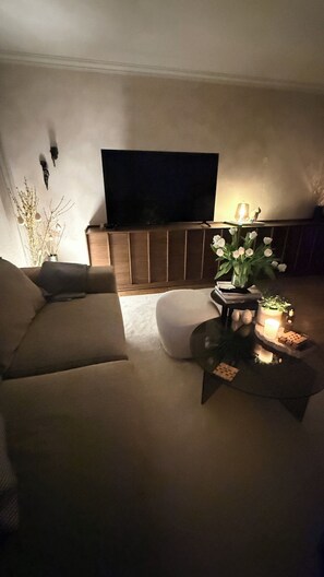 Living area - Stunning View – Calm Japandi Design apt. in charming Reykjavík near city center (Reykjavík)