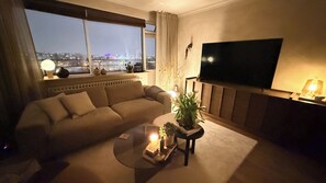 Living area - Stunning View – Calm Japandi Design apt. in charming Reykjavík near city center (Reykjavík)
