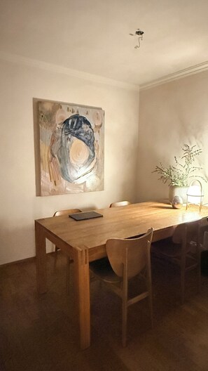 Dining - Stunning View – Calm Japandi Design apt. in charming Reykjavík near city center (Reykjavík)