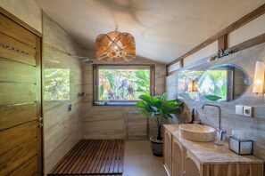 Bathroom - Chalet with 3 bedrooms and panoramic views (Karangasem)