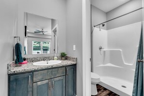 Shower, towels - Parking right in Front of the House-Easy Access (Branson)