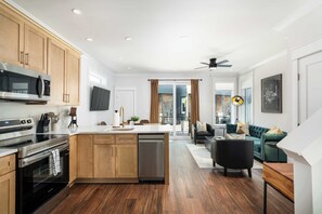 Fridge, microwave, oven, stovetop - Premiere @ The Cove Riverwalk Villas (Wilmington)