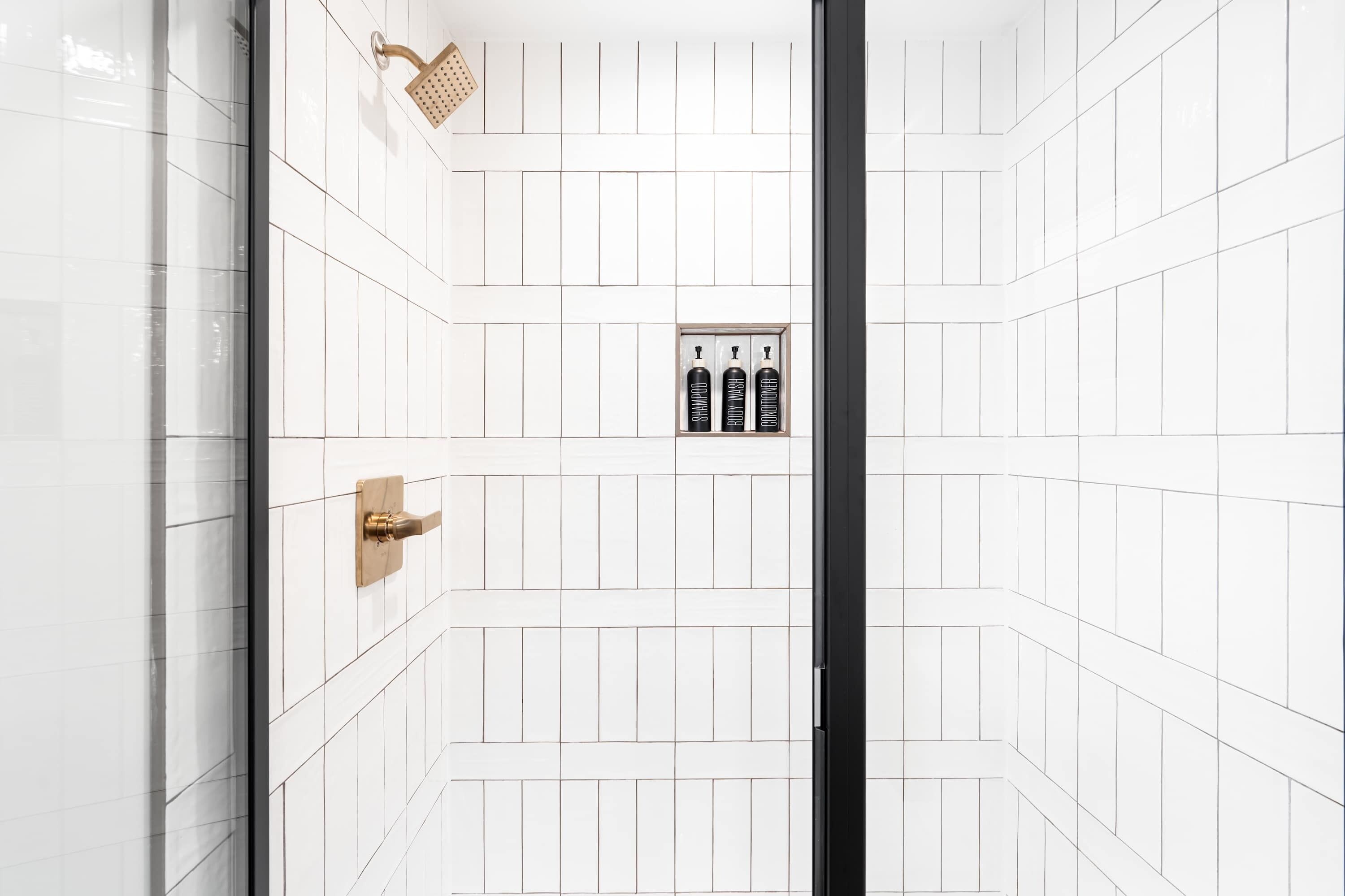 Bruser, hårtørrer, håndklæder, Shampoo