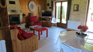 TV, fireplace - LE MOULIN - BESSE AND SAINT ANASTAISE (BESSE ET SAINT ANASTAISE)
