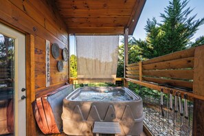 Outdoor spa tub - Hot Tub Under the Stars, Fire Pit & Smoky Mountain (Sevierville)