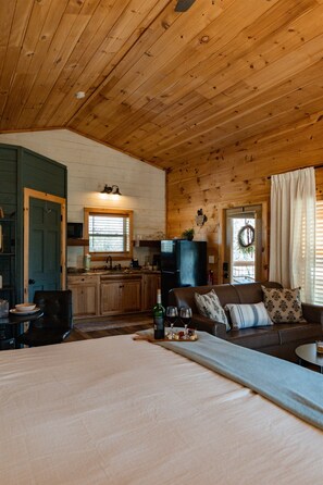 Interior - Hot Tub Under the Stars, Fire Pit & Smoky Mountain (Sevierville)
